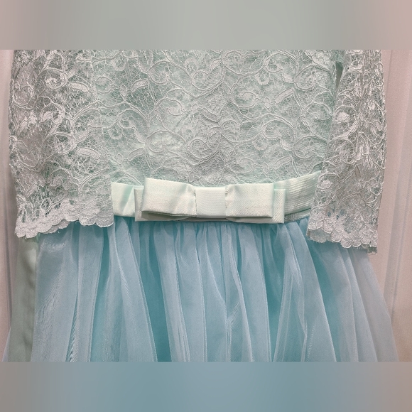 Girls Lace Gown - Picture 5 of 7